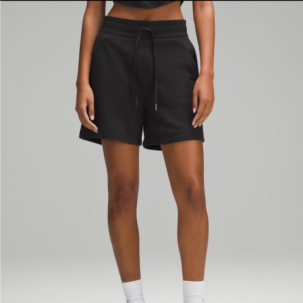 NWT lululemon athletica Scuba High-Rise Short 5"